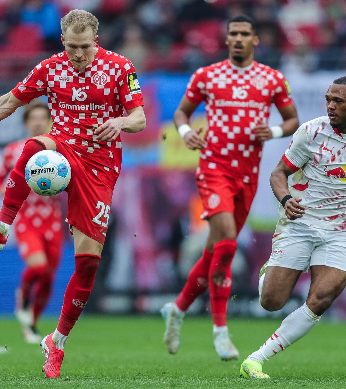 RB Leipzig - 1. FSV Mainz 05: Andreas Hanche-Olsen (Mainz/links) kommt vor Lois Openda an den Ball