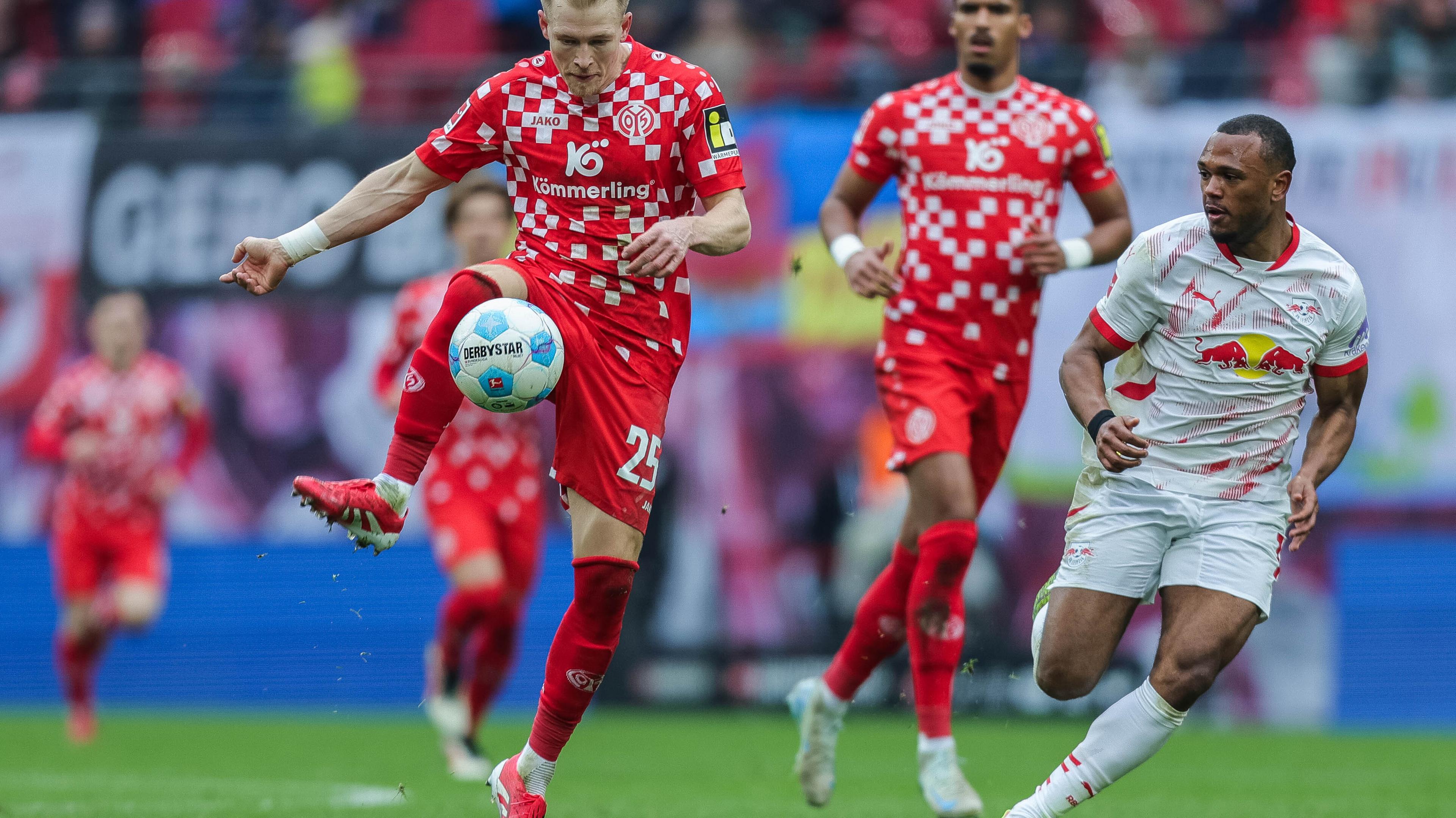 RB Leipzig - 1. FSV Mainz 05: Andreas Hanche-Olsen (Mainz/links) kommt vor Lois Openda an den Ball