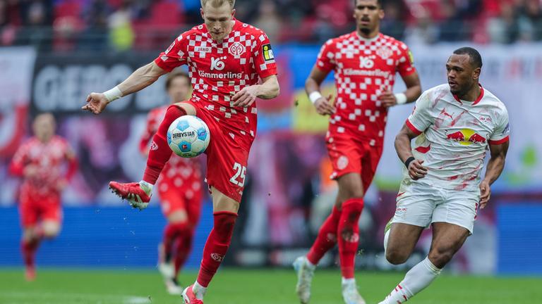 RB Leipzig - 1. FSV Mainz 05: Andreas Hanche-Olsen (Mainz/links) kommt vor Lois Openda an den Ball