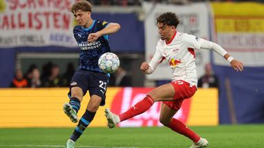 Leipzigs Neil El Aynaoui im Zweikampf mit Sven Mijnans