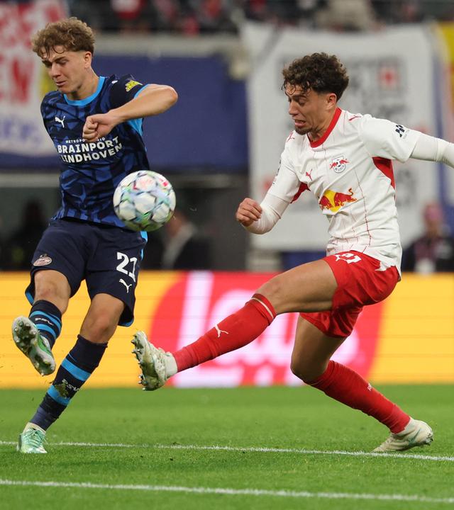 Leipzigs Neil El Aynaoui im Zweikampf mit Sven Mijnans