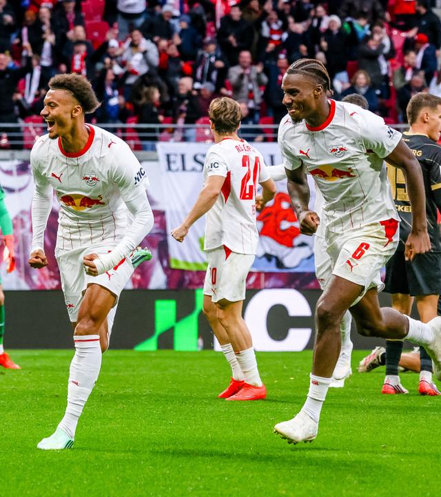 Tidiam Gomis (RB Leipzig) und Ezechiel Banzuzi (RB Leipzig) jubeln. 
