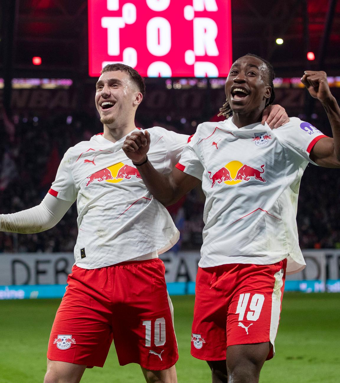Brajan Gruda (RB Leipzig 10), Yan Diomande (RB Leipzig 49) jubeln.