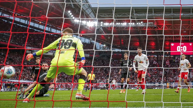 Stuttgarts Jeff Chabot erzielt ein Eigentor gegen Alexander Nübel im Bundesliga-Spiel gegen RB Leipzig.