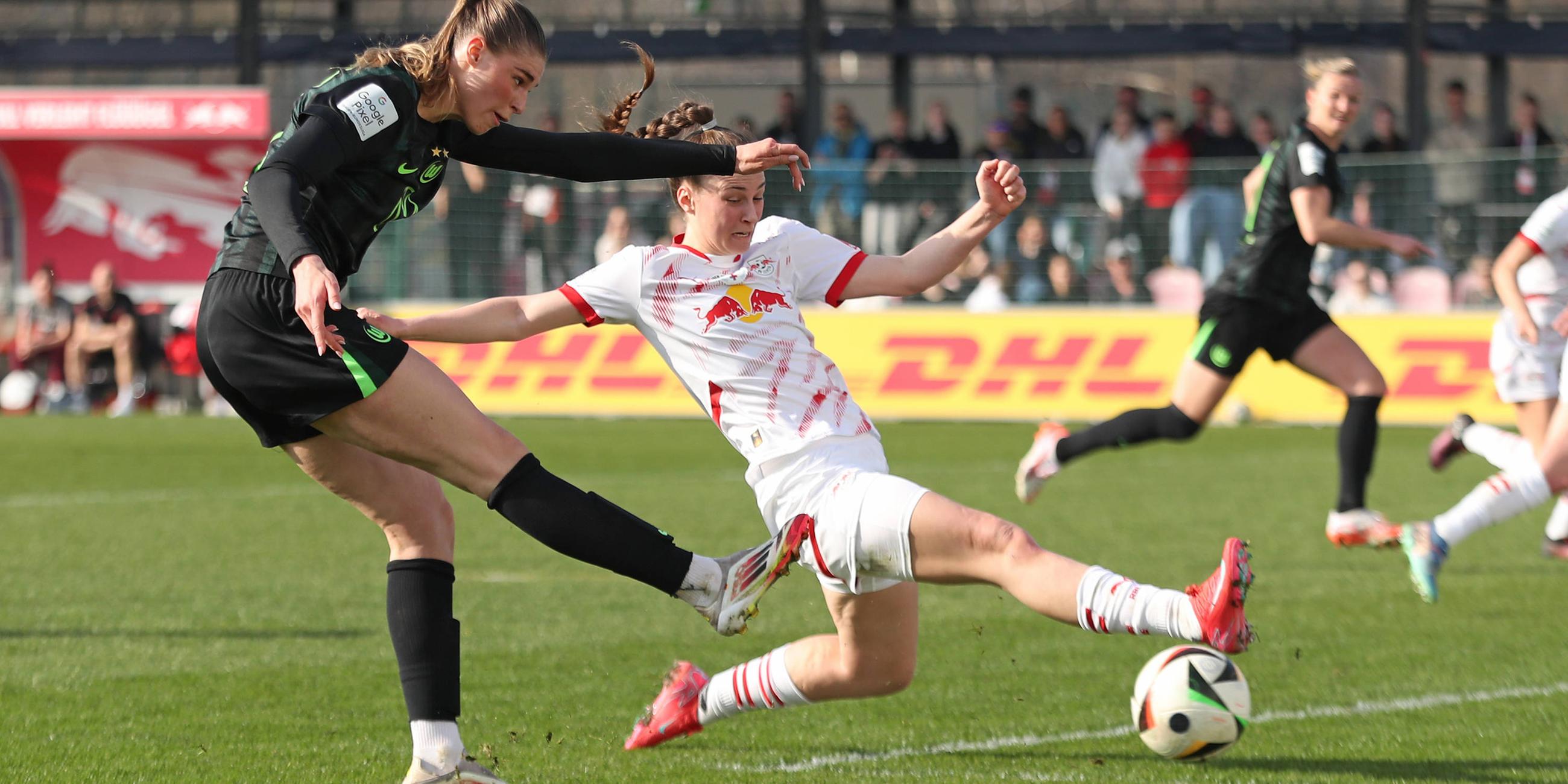 Jule Brand vom VfL Wolfsburg beim Torschuss