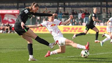 Jule Brand vom VfL Wolfsburg beim Torschuss