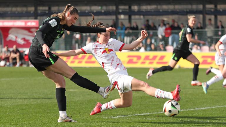 Jule Brand vom VfL Wolfsburg beim Torschuss