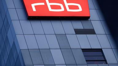  Das beleuchtete Logo des Senders Rundfunk Berlin-Brandenburg (RBB) ist an der Fassade am Sitz des Senders an der Masurenallee angebracht, aufgenommen am 15.08.2022.