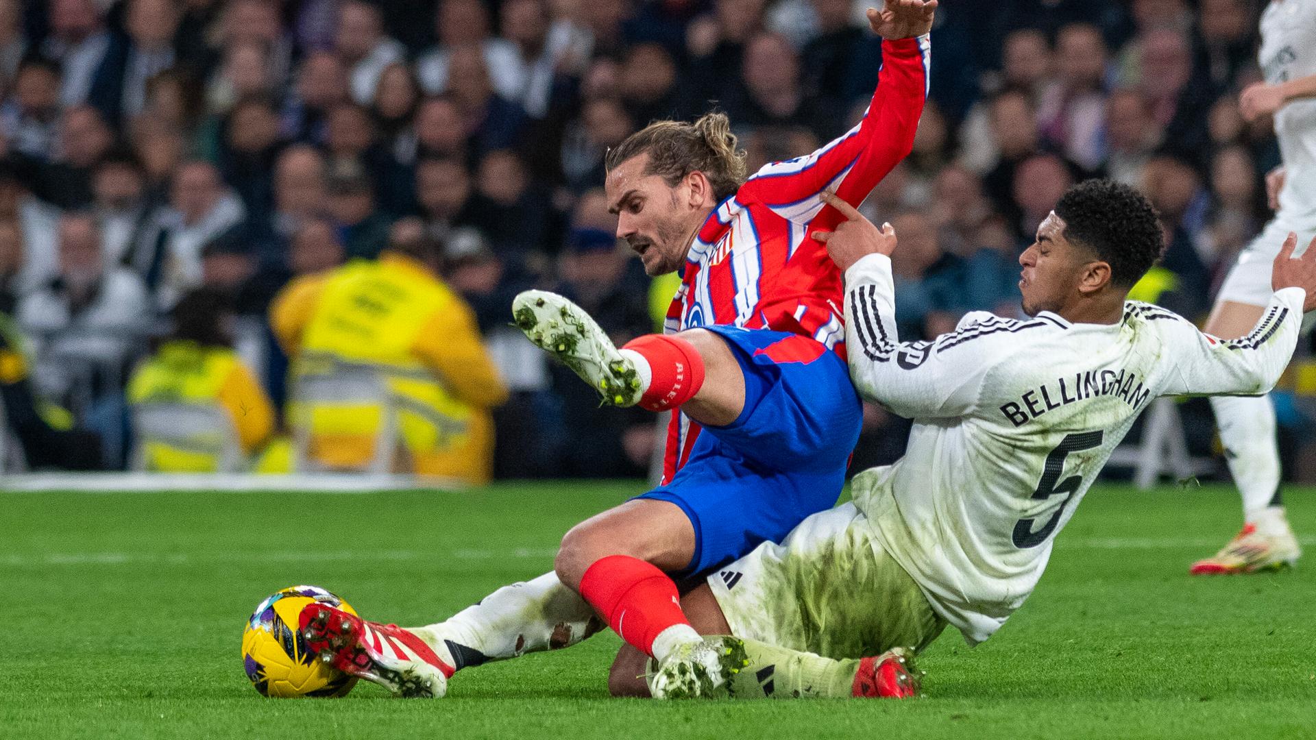 Jude Bellingham grätscht gegen Antoine Griezmann