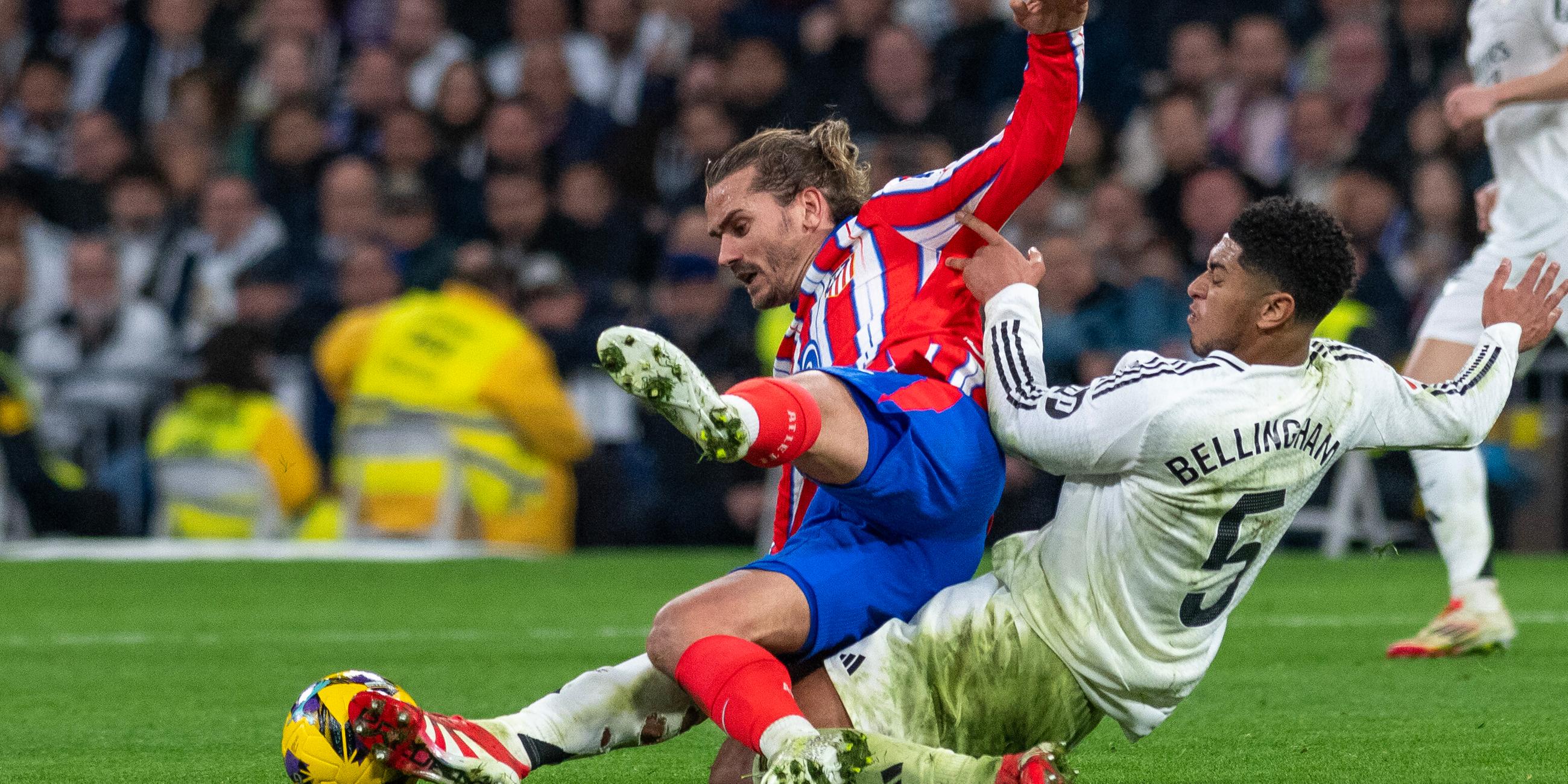 Jude Bellingham grätscht gegen Antoine Griezmann