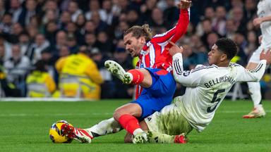 Jude Bellingham grätscht gegen Antoine Griezmann