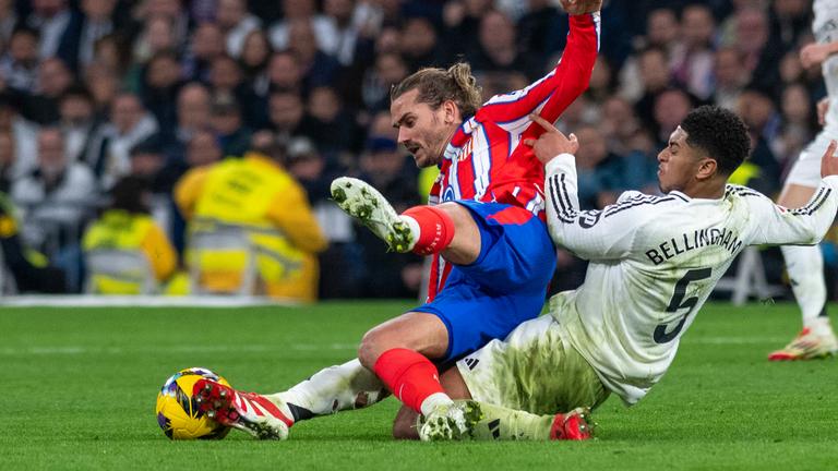 Jude Bellingham grätscht gegen Antoine Griezmann