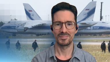 Investigativ-Journalist Bojan Pancevski vor dem Bild einer ukrianischen Antonov