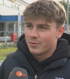 Ein männlich gelesener Schüler bei einem Interview.