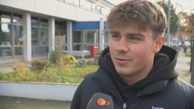 Ein männlich gelesener Schüler bei einem Interview.