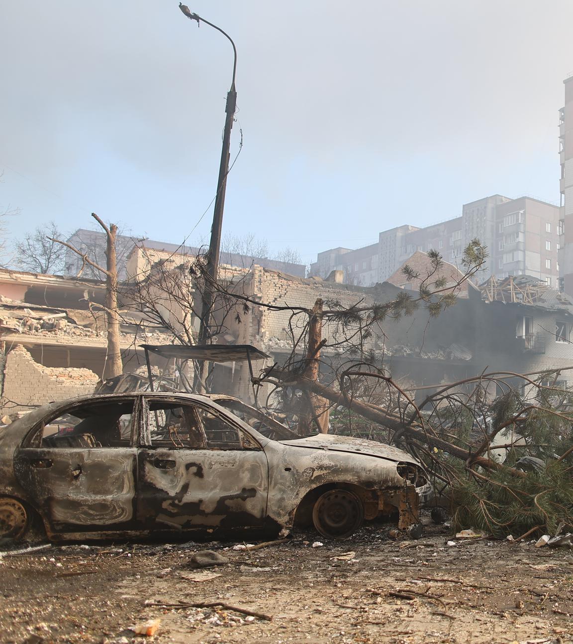 Vor einem Wohngebäude, das bei einem russischen Angriff auf Ternopil in der Ukraine am Mittwoch, dem 19. November 2025, schwer beschädigt wurde, sind ausgebrannte Autos zu sehen.