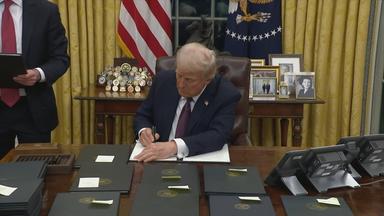 Donald Trump unterschreibt Dekrete nach Amtseinführung
