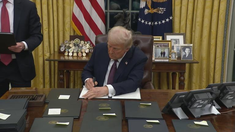 Donald Trump unterschreibt Dekrete nach Amtseinführung