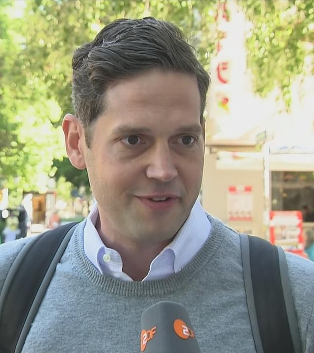 Mann, der Interview gibt