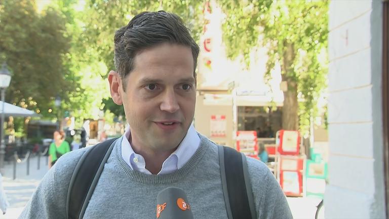 Mann, der Interview gibt