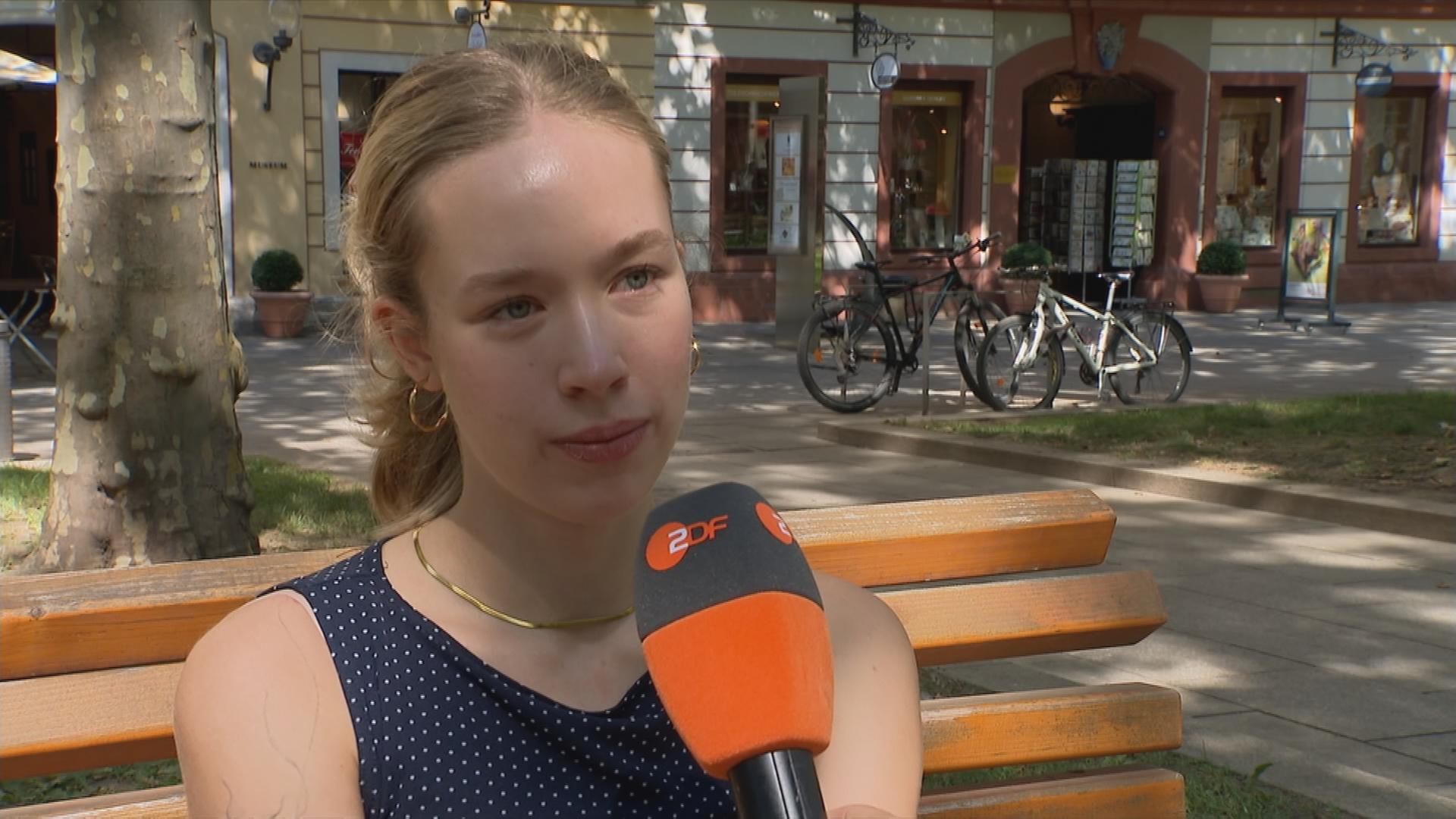 Frau im Interview