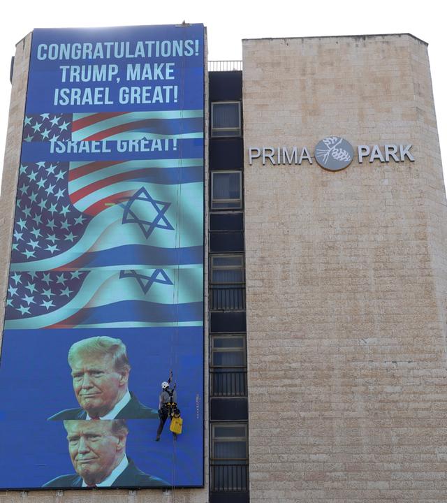 Gebäude mit Trump zu sehen