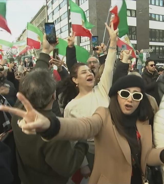 Iraner feiern auf den Straßen