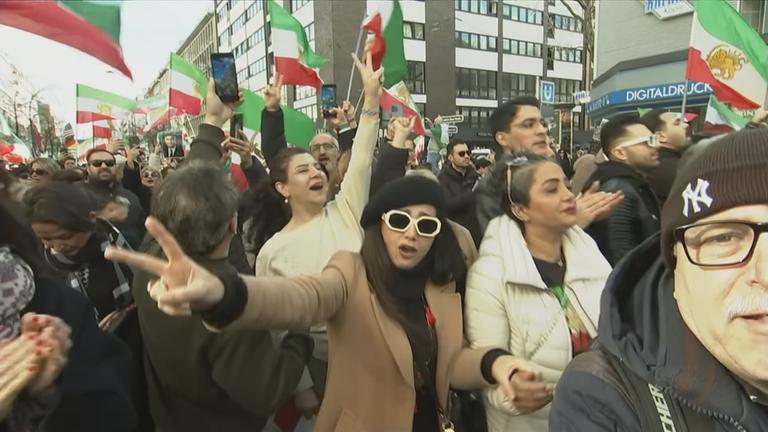 Iraner feiern auf den Straßen