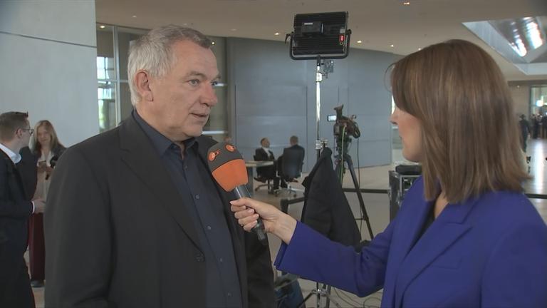 Linken-Chef Jan van Akan in einem Interview.