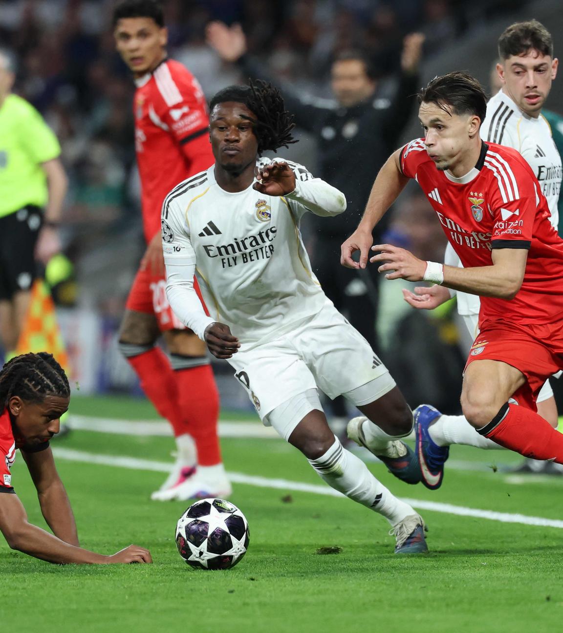 Leandro Barreiro, Eduardo Camavinga und Goncalo Moreira kämpfen am 25. Februar 2026 in Madrid um den Ball.