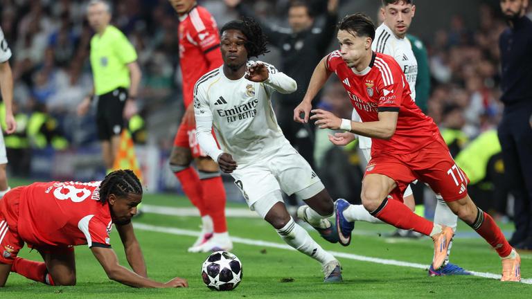 Leandro Barreiro, Eduardo Camavinga und Goncalo Moreira kämpfen am 25. Februar 2026 in Madrid um den Ball.