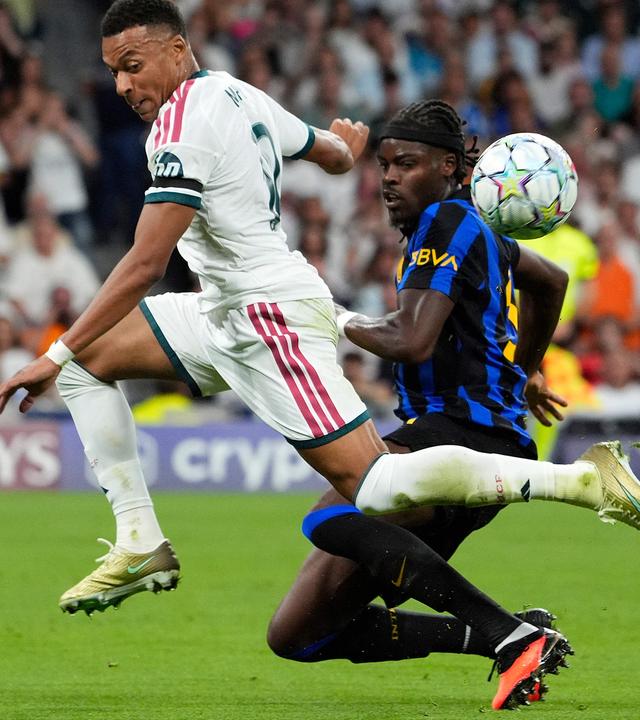 Yann-Aurel Bisseck versucht, Kylian Mbappe zu stoppen