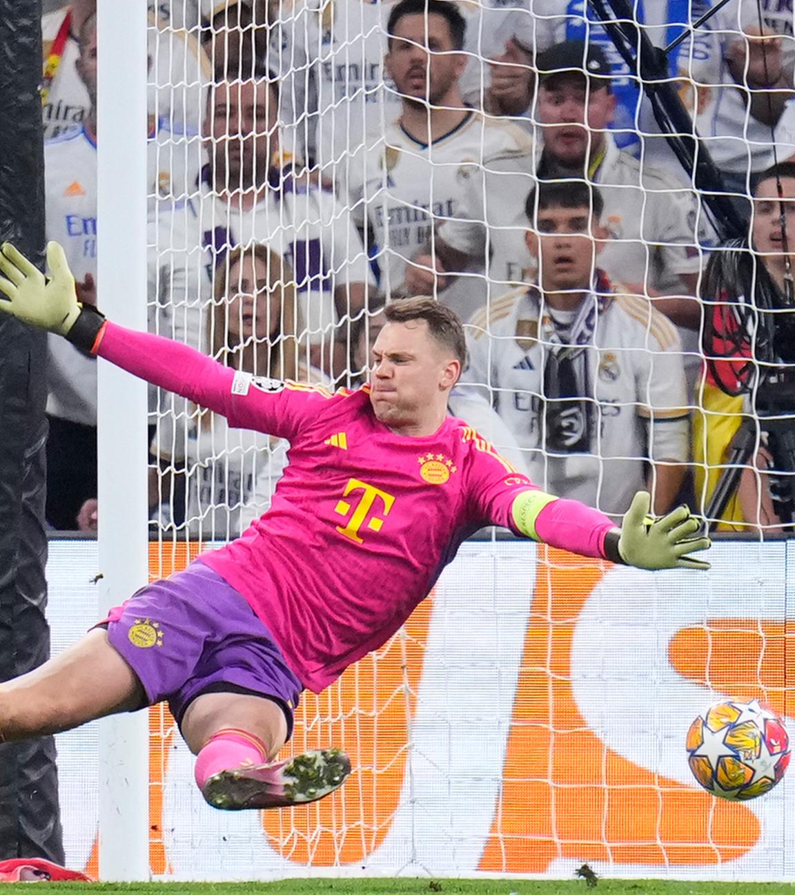 Joselu (Real Madrid) schießt das Tor zum 1:1 gegen Manuel Neuer (Bayern München).