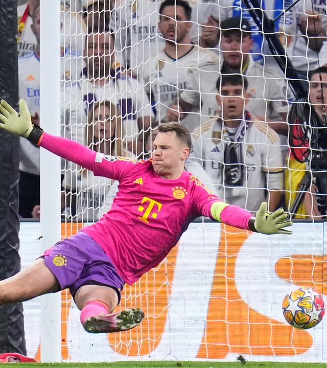 Joselu (Real Madrid) schießt das Tor zum 1:1 gegen Manuel Neuer (Bayern München).