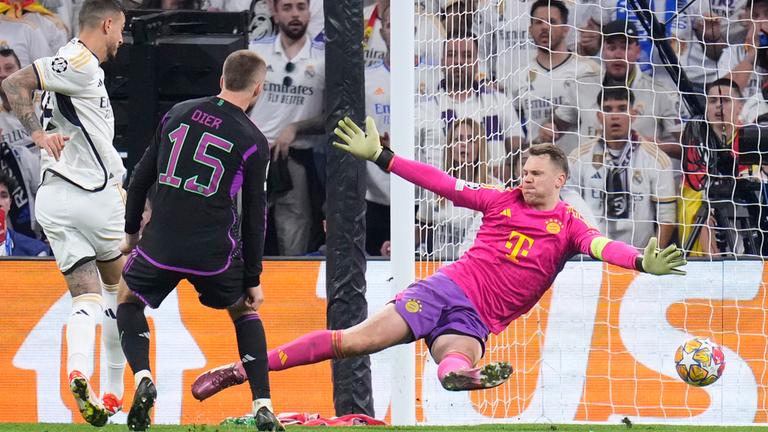 Joselu (Real Madrid) schießt das Tor zum 1:1 gegen Manuel Neuer (Bayern München).