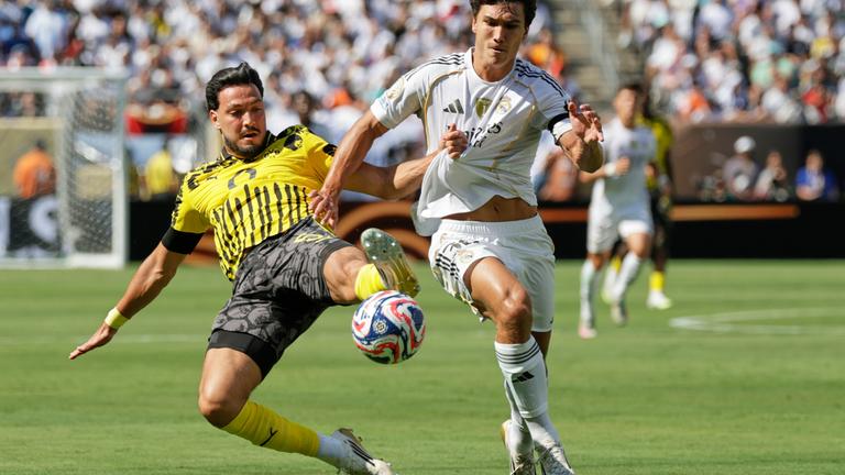 Dortmunds Ramy Bensebaini und Reals Torschütze Gonzalo Garcia im Duell bei der Klub-WM.