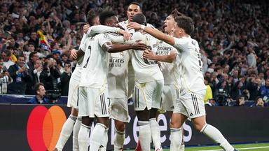 Spieler von Real Madrid umarmen sich im Stadion