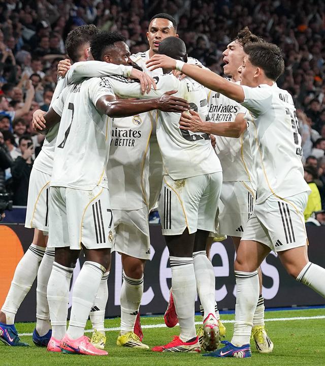 Spieler von Real Madrid umarmen sich im Stadion