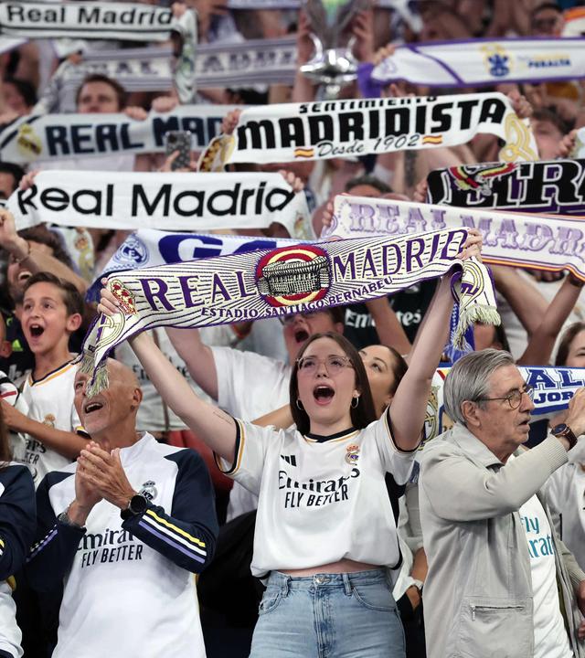 Jubelnde Fans des Vereins Real Madrid