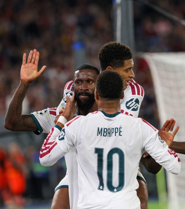 Real Madrids Verteidiger Antonio Rüdiger jubelt nach seinem Treffer zum 4:3 in der Champions-League-Partie gegen die AS Rom mit seinen Teamkollegen