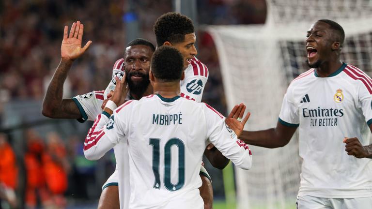 Real Madrids Verteidiger Antonio Rüdiger jubelt nach seinem Treffer zum 4:3 in der Champions-League-Partie gegen die AS Rom mit seinen Teamkollegen
