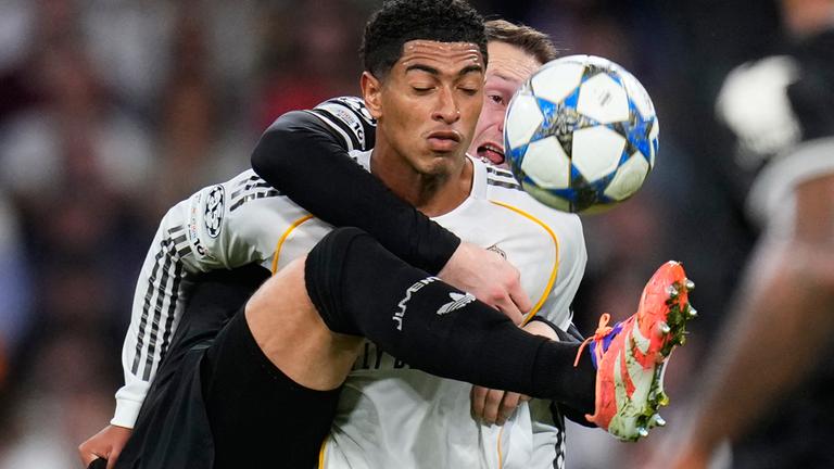 Teun Koopmeiners von Juventus Turin im Zweikampf mit Jude Bellingham von Real Madrid.