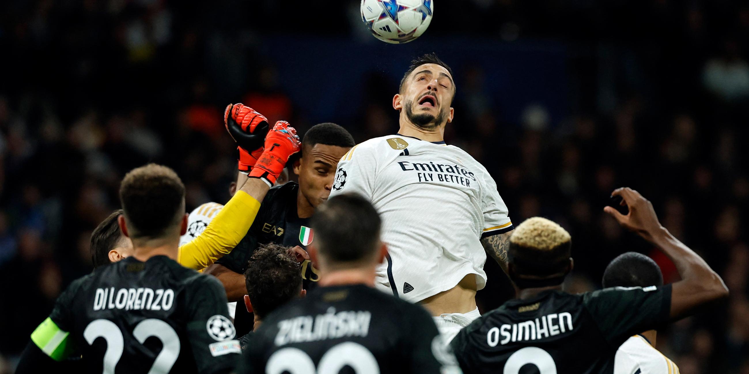 Dani Ceballos (Real Madrid) spielt einen Kopfball.