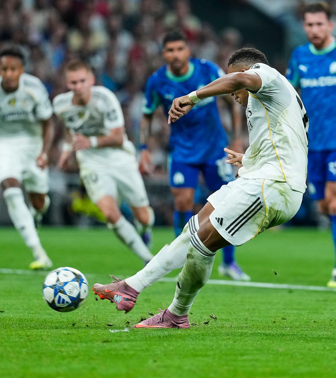 Kylian Mbappe (Real Madrid) schießt im Spiel der Champions League gegen Olympique Marseille einen Elfmeter