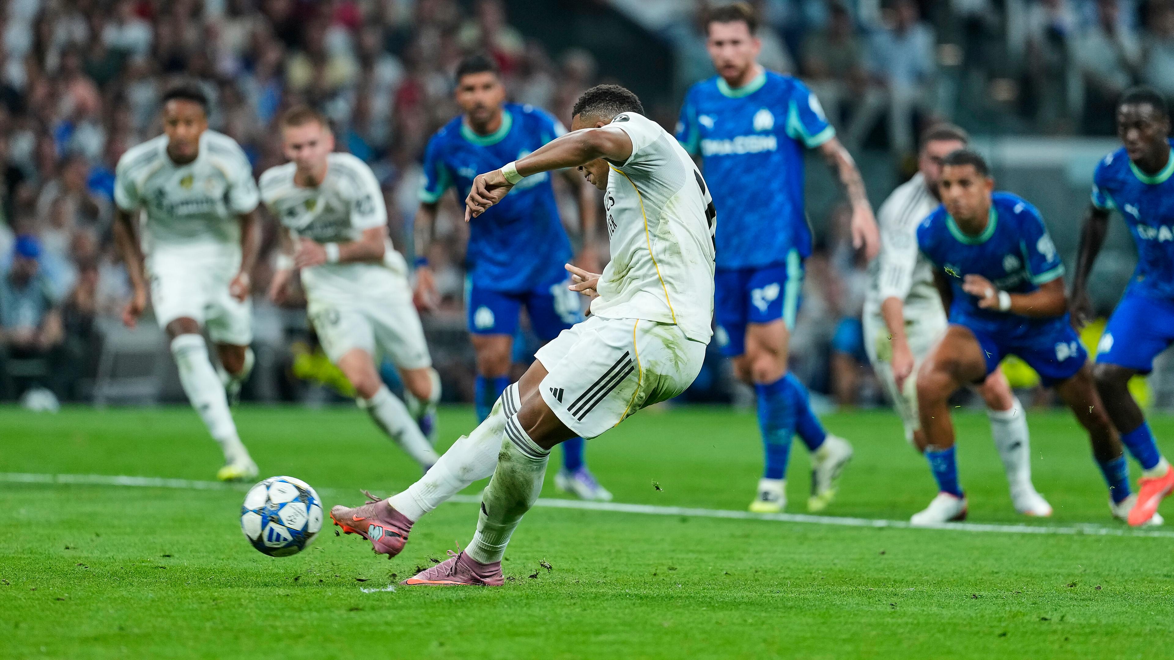 Kylian Mbappe (Real Madrid) schießt im Spiel der Champions League gegen Olympique Marseille einen Elfmeter