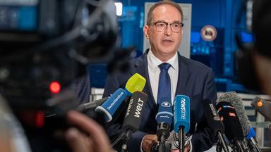 Bundesinnenminister Dobrindt gibt eine Pressekonferenz zum Drohnenfund am Flughafen Leipzig.