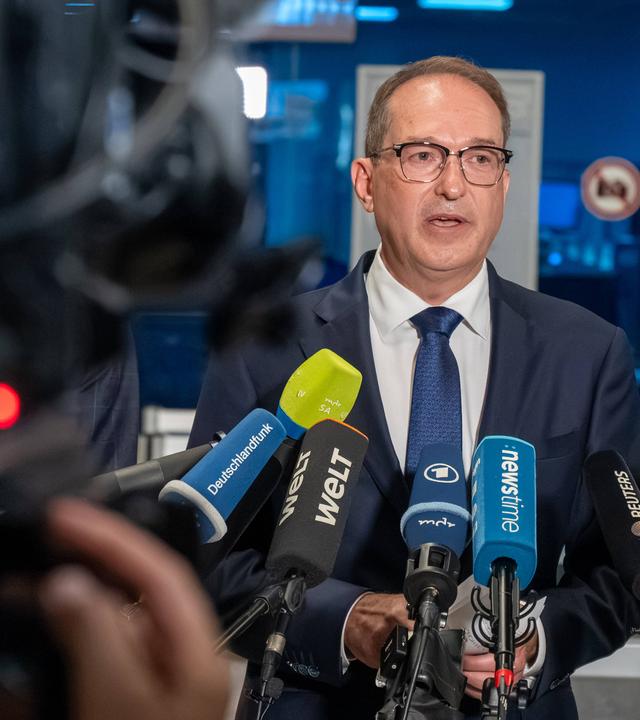 Bundesinnenminister Dobrindt gibt eine Pressekonferenz zum Drohnenfund am Flughafen Leipzig.