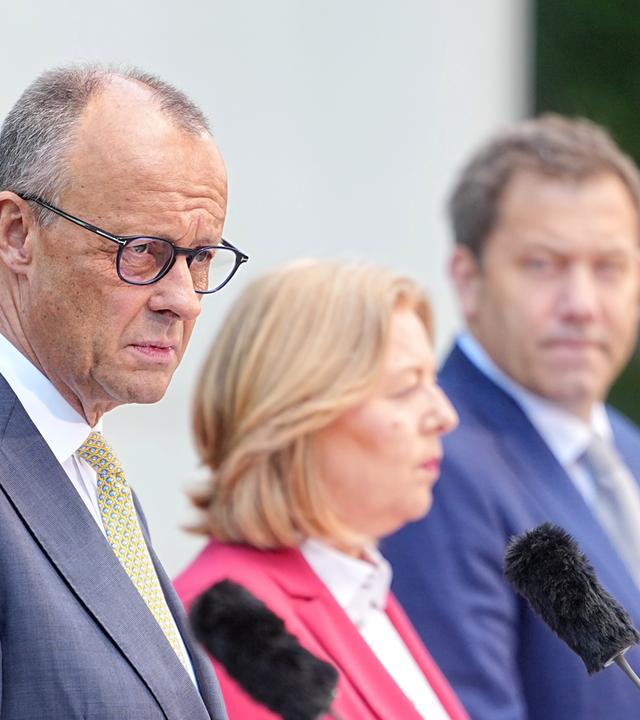 Die Koalitionsspitzen um Bundeskanzler Merz geben nach der Sitzung des Koalitionsausschusses eine Pressekonferenz.