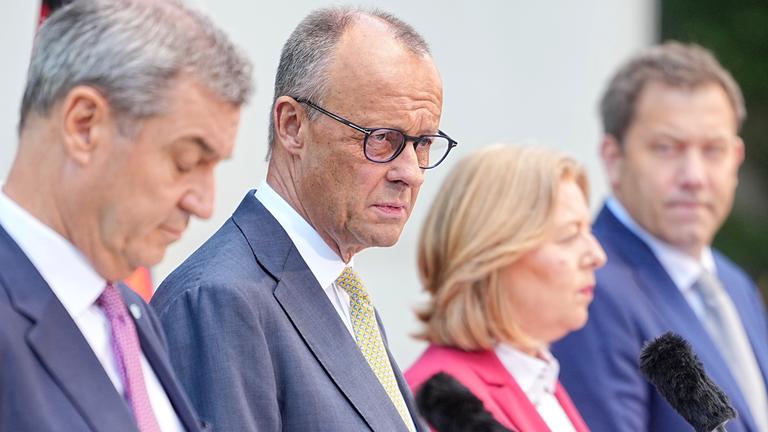Die Koalitionsspitzen um Bundeskanzler Merz geben nach der Sitzung des Koalitionsausschusses eine Pressekonferenz.