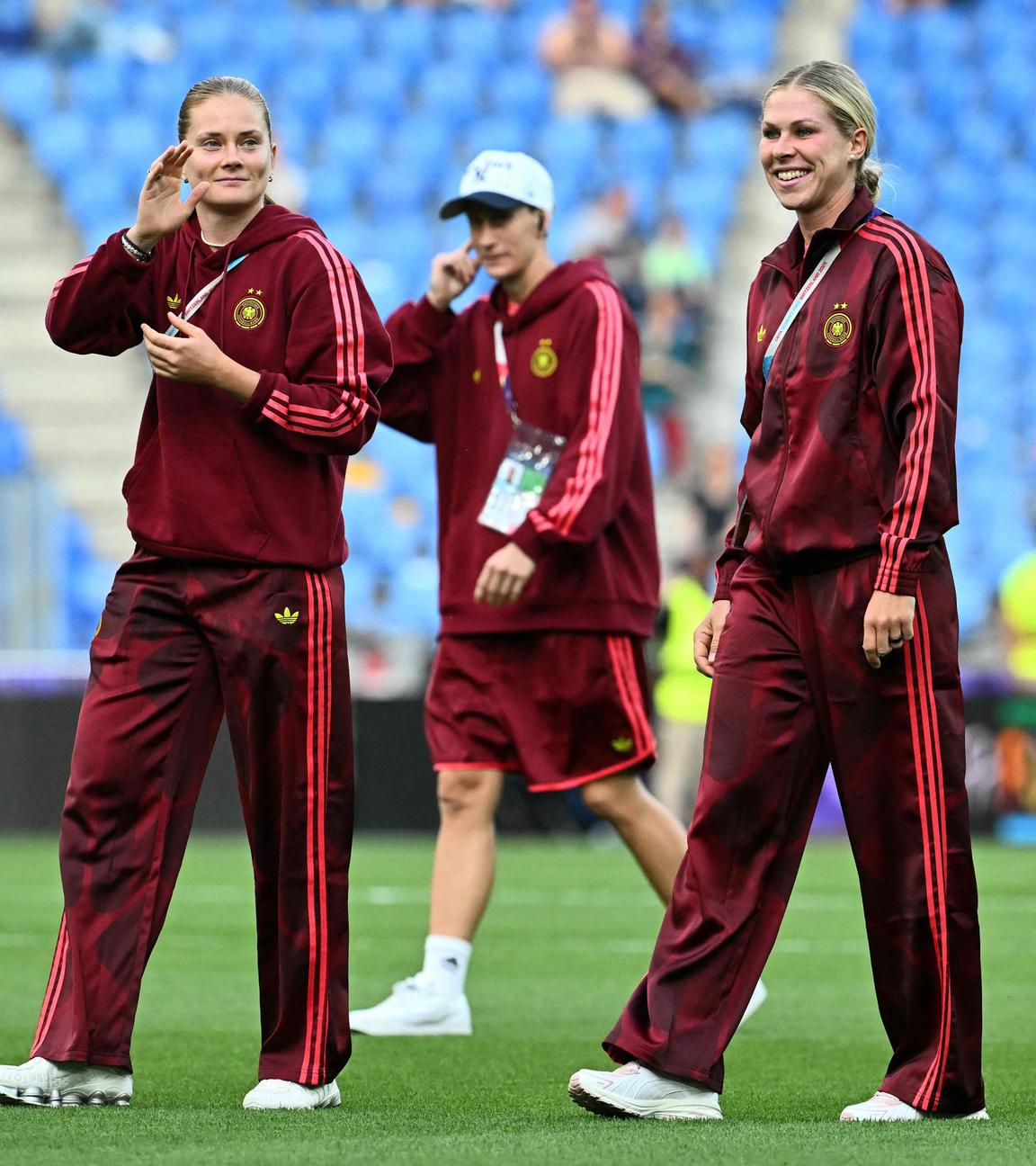Deutschlands Verteidigerin #04 Rebecca Knaak (R) und Deutschlands Mittelfeldspielerin #09 Sjoeke Nuesken (L) betreten das Spielfeld.